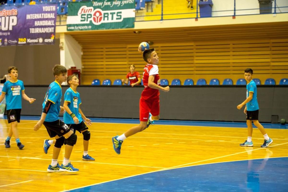 FOTO Spectacol la Brașov, într-un turneu internațional de handbal pentru juniori