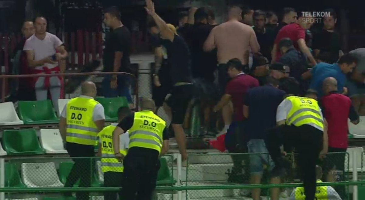 FOTO Sepsi - Dinamo, fanii dinamoviști - evacuaţi cu gaze lacrimogene!