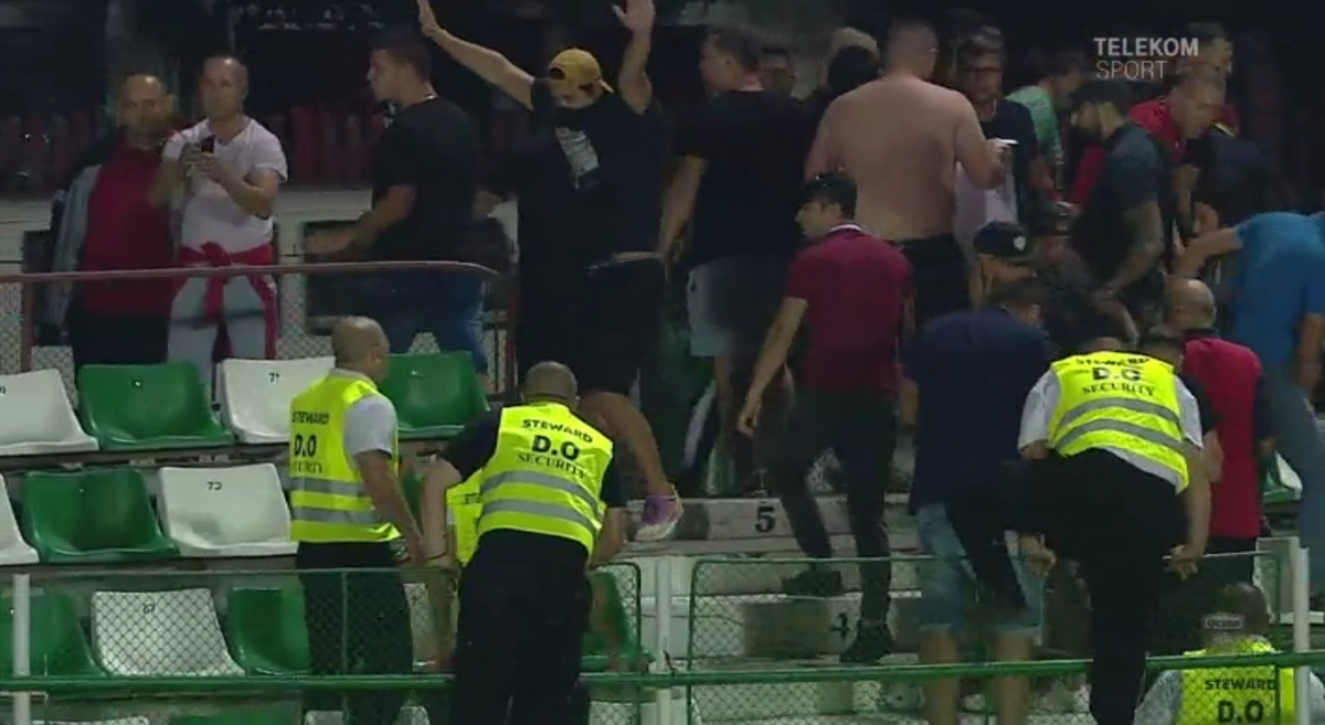 FOTO Sepsi - Dinamo, fanii dinamoviști - evacuaţi cu gaze lacrimogene!
