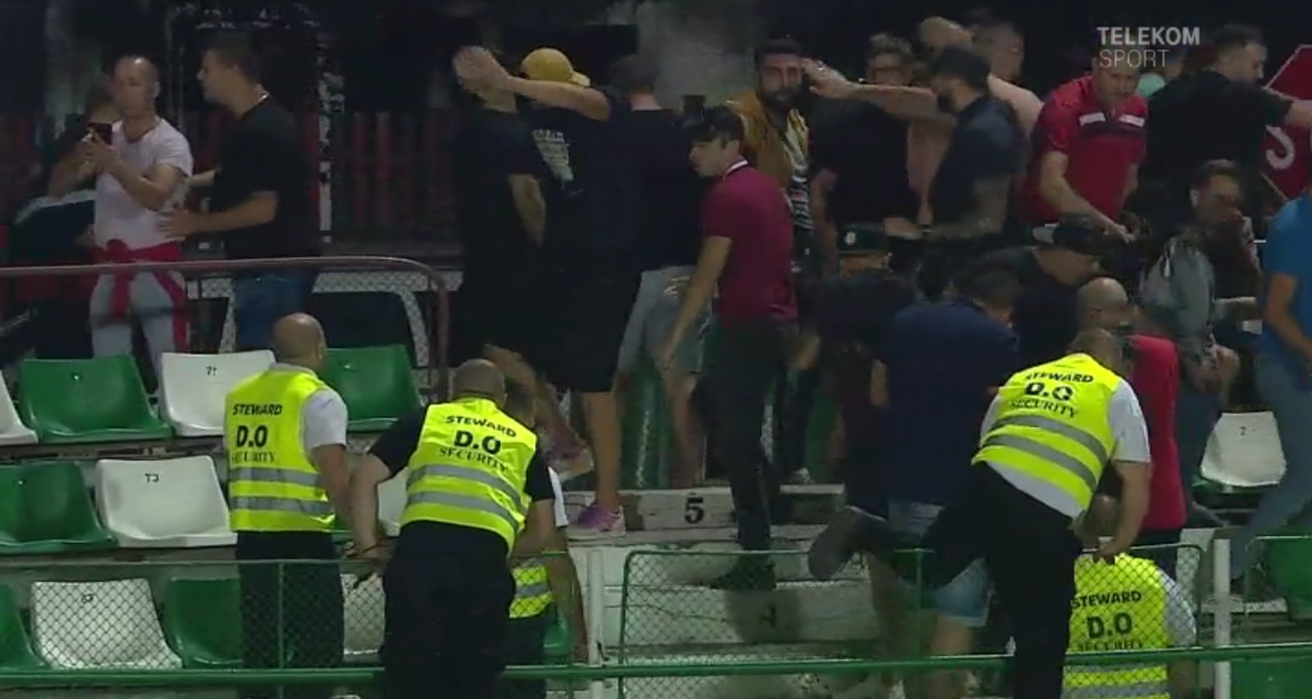 FOTO Sepsi - Dinamo, fanii dinamoviști - evacuaţi cu gaze lacrimogene!