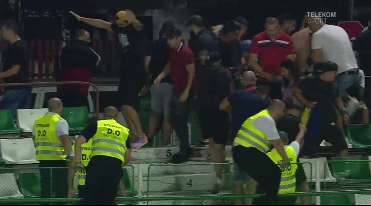 FOTO Sepsi - Dinamo, fanii dinamoviști - evacuaţi cu gaze lacrimogene!