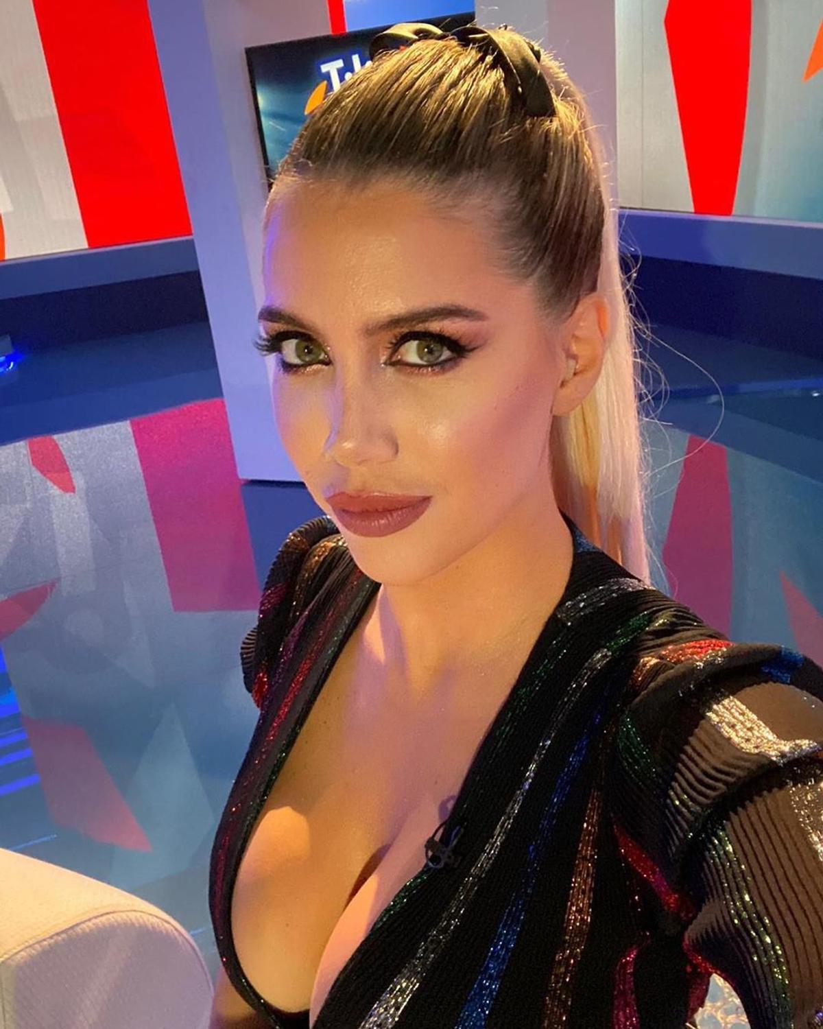 „Wow, mi se vede sânul!” » Wanda Nara, probleme cu garderoba într-un live pe Instagram. Cum a reacționat