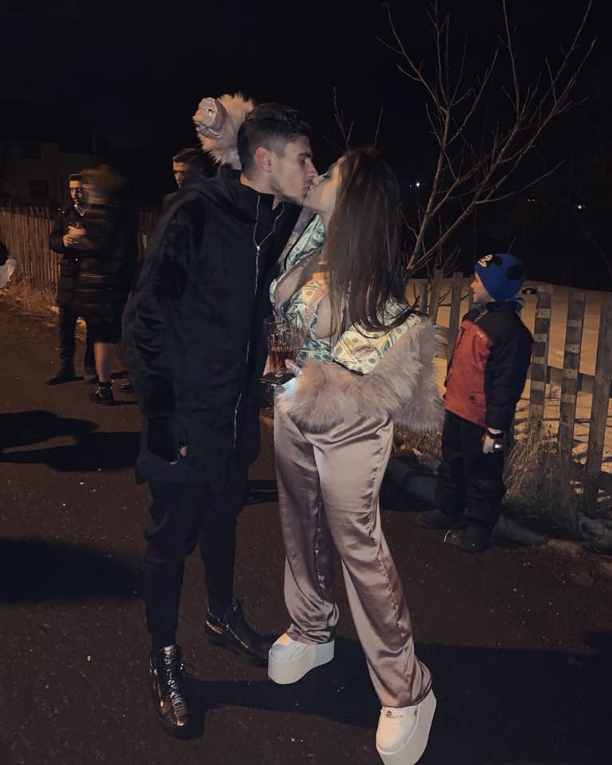 FOTO Răvășitoare! Ioana Timofeciuc a pozat sexy la Disneyland în timp ce Florinel Coman era în cantonament