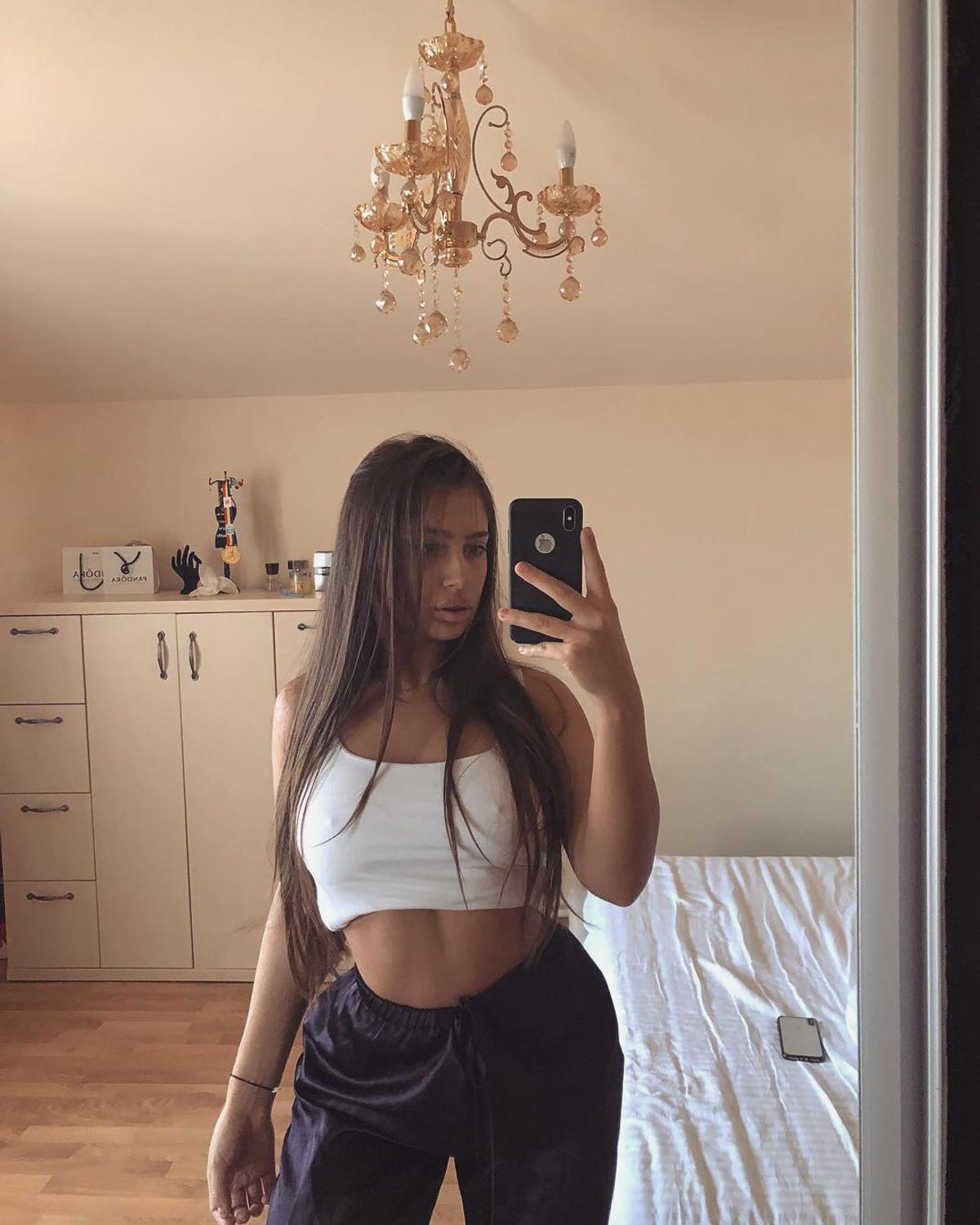 FOTO Răvășitoare! Ioana Timofeciuc a pozat sexy la Disneyland în timp ce Florinel Coman era în cantonament