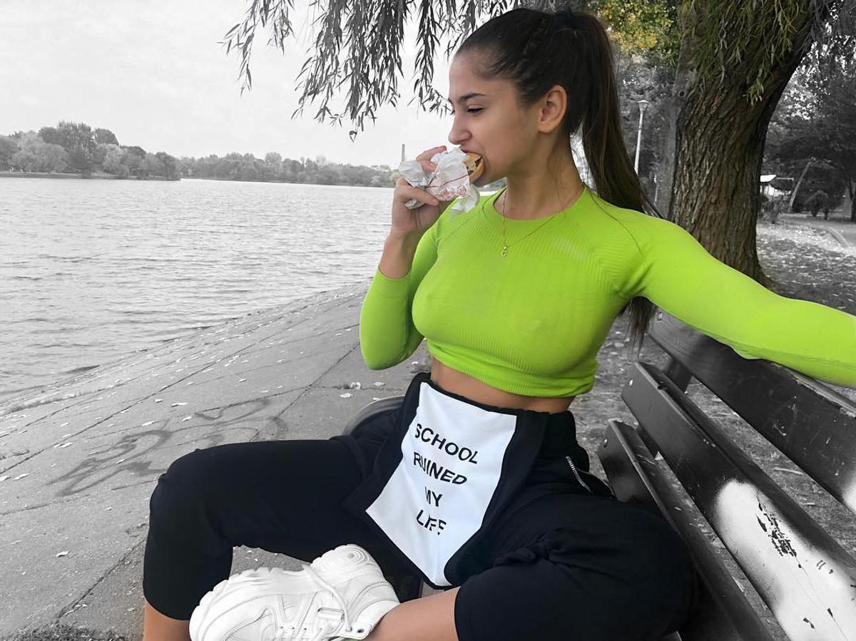 FOTO Răvășitor! Ioana Timofeciuc a pozat sexy la Disneyland în timp ce Florinel Coman era în cantonament