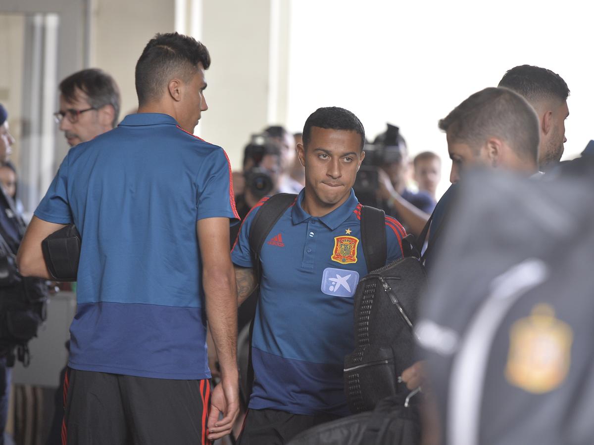 ROMÂNIA - SPANIA // GALERIE FOTO Naționala Spaniei a ajuns în București! Ramos și Carvajal au fost solicitați pentru poze » Reacția jucătorilor