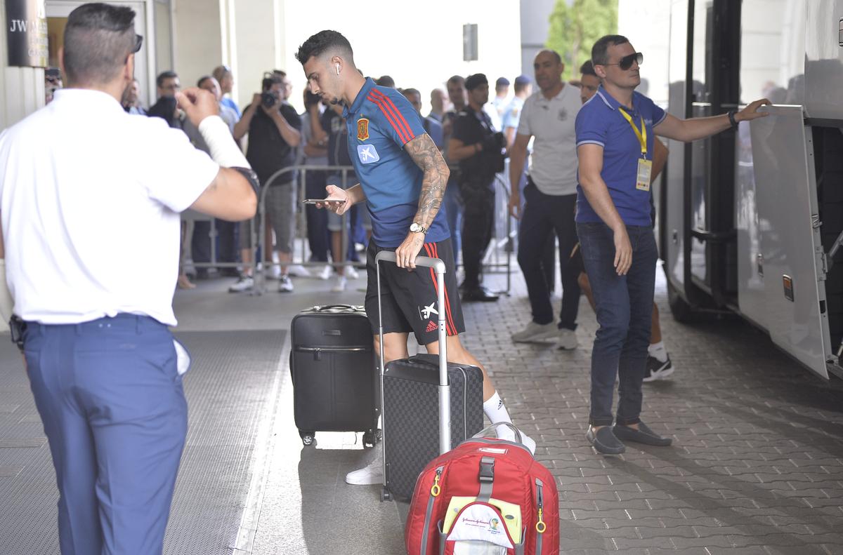 ROMÂNIA - SPANIA // GALERIE FOTO Naționala Spaniei a ajuns în București! Ramos și Carvajal au fost solicitați pentru poze » Reacția jucătorilor
