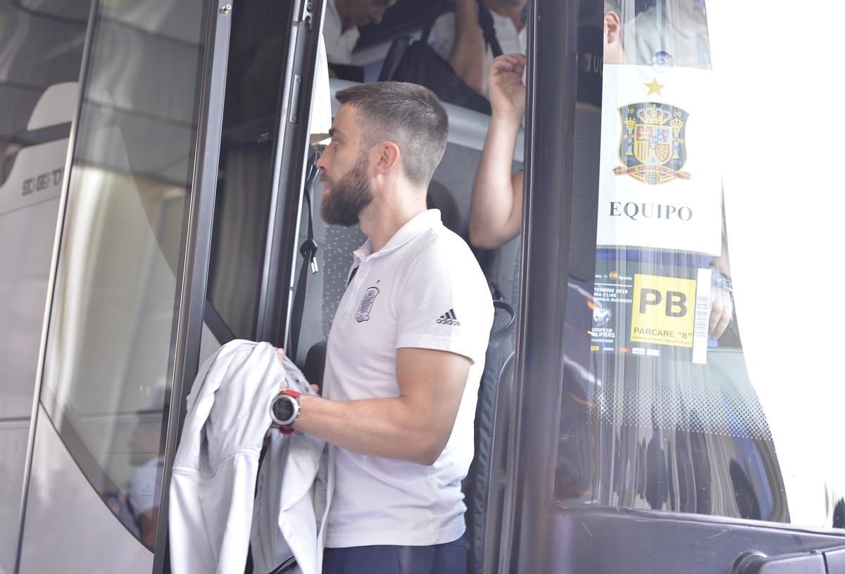 ROMÂNIA - SPANIA // GALERIE FOTO Naționala Spaniei a ajuns în București! Ramos și Carvajal au fost solicitați pentru poze » Reacția jucătorilor