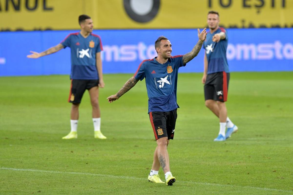 ROMÂNIA - SPANIA // Dinamovistul din lotul lui Uhrin vrăjit de „Furia Roja” » A mers la antrenamentul oficial și s-a fotografiat cu Sergio Ramos
