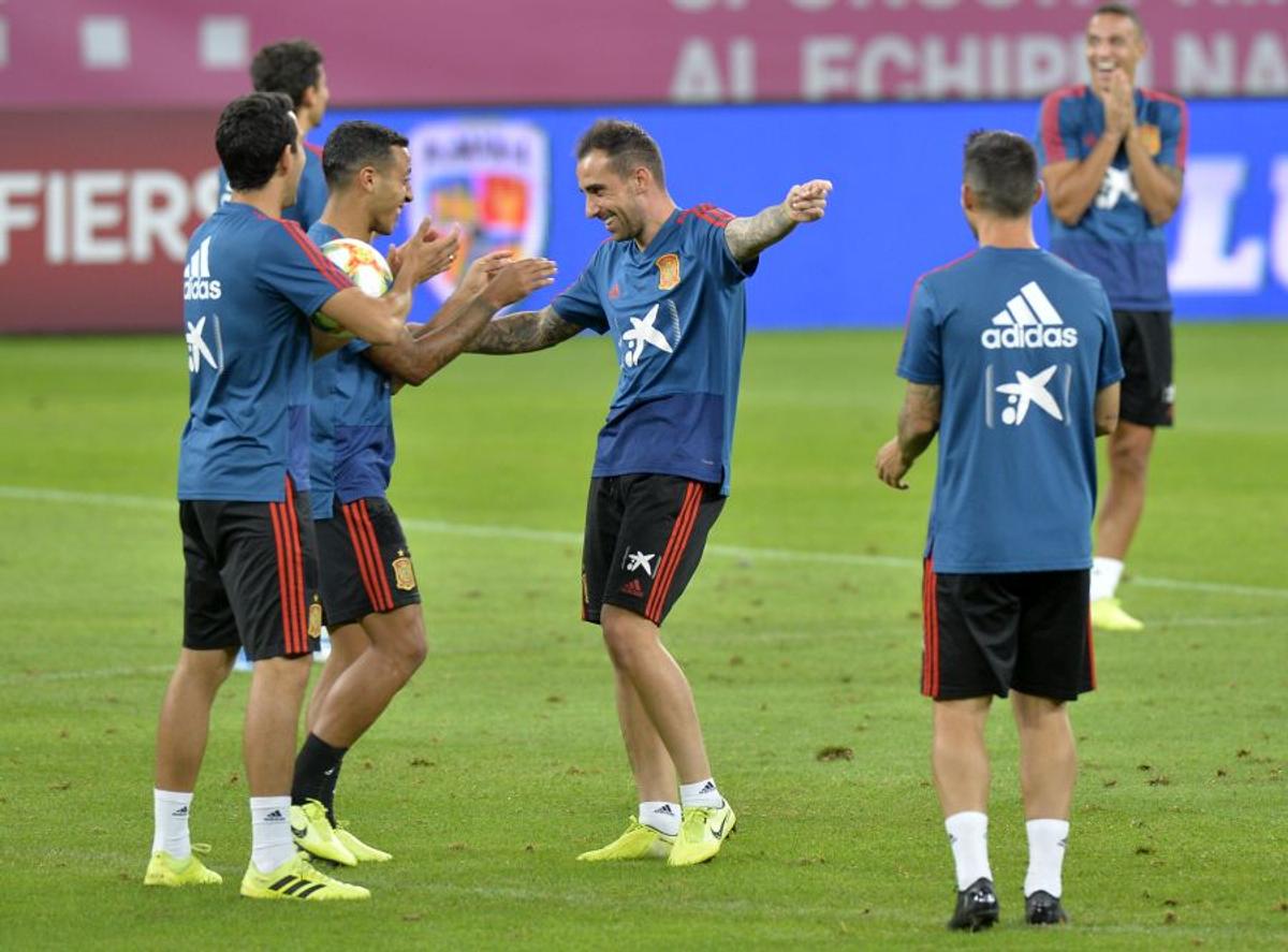 ROMÂNIA - SPANIA // Dinamovistul din lotul lui Uhrin vrăjit de „Furia Roja” » A mers la antrenamentul oficial și s-a fotografiat cu Sergio Ramos