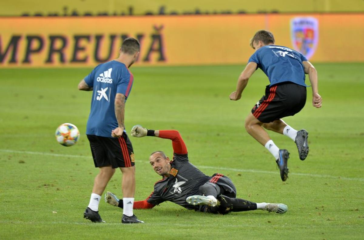 ROMÂNIA - SPANIA // Dinamovistul din lotul lui Uhrin vrăjit de „Furia Roja” » A mers la antrenamentul oficial și s-a fotografiat cu Sergio Ramos