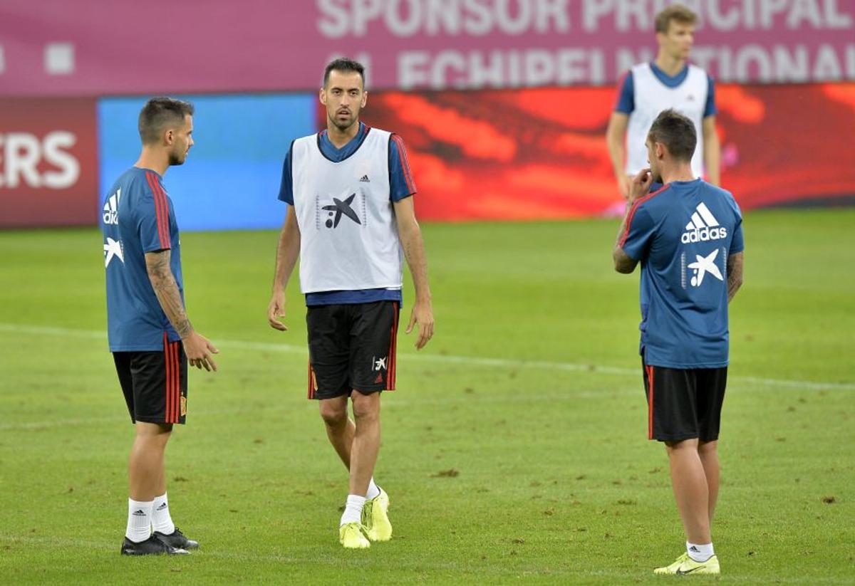 ROMÂNIA - SPANIA // Dinamovistul din lotul lui Uhrin vrăjit de „Furia Roja” » A mers la antrenamentul oficial și s-a fotografiat cu Sergio Ramos