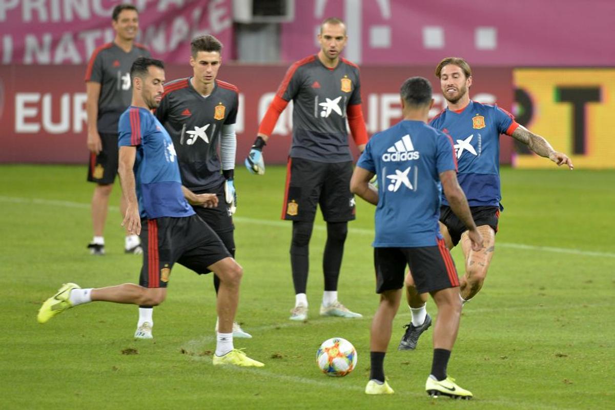 ROMÂNIA - SPANIA // Dinamovistul din lotul lui Uhrin vrăjit de „Furia Roja” » A mers la antrenamentul oficial și s-a fotografiat cu Sergio Ramos