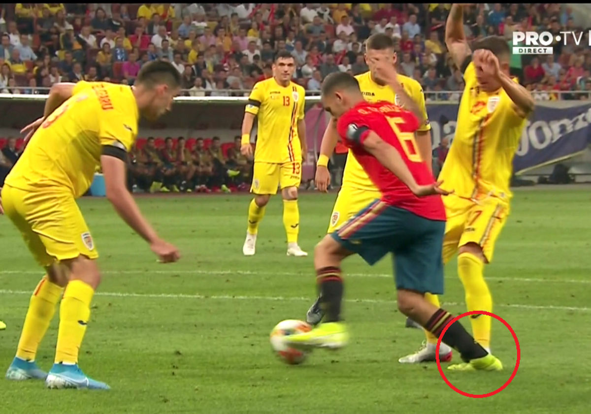 ROMÂNIA - SPANIA / FOTO „Tricolorii” au contestat decizia, dar a fost penalty clar! Deac l-a faultat în careu pe Ceballos