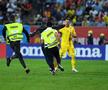 ROMÂNIA - SPANIA // GALERIE FOTO Asta nu s-a văzut la TV! Doi ultrași au pătruns pe teren! Unul dintre ei l-a provocat pe Sergio Ramos