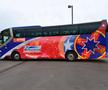 FCSB - DINAMO // VIDEO+FOTO Autocar rebranduit pentru roș-albaștri! Crucea a fost mutată, iar trofeele au dispărut