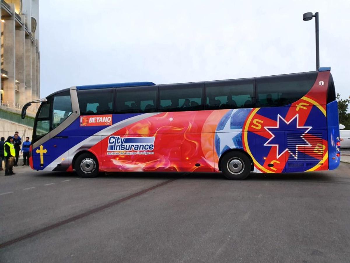 FCSB - DINAMO // VIDEO+FOTO Autocar rebranduit pentru roș-albaștri! Crucea a fost mutată, iar trofeele au dispărut