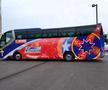 FCSB - DINAMO // VIDEO+FOTO Autocar rebranduit pentru roș-albaștri! Crucea a fost mutată, iar trofeele au dispărut