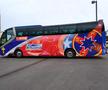 FCSB - DINAMO // VIDEO+FOTO Autocar rebranduit pentru roș-albaștri! Crucea a fost mutată, iar trofeele au dispărut