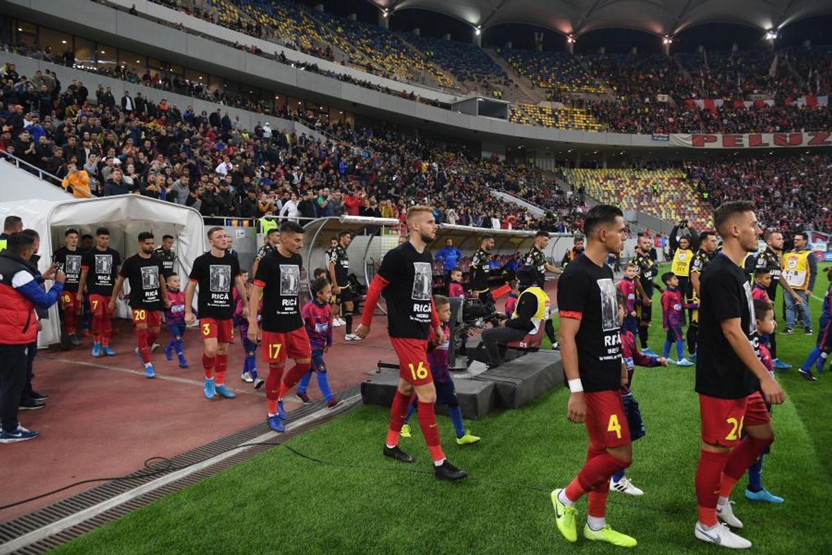 FCSB - DINAMO // FOTO Gest superb al jucătorilor de la FCSB » Tricouri dedicate suporterului decedat