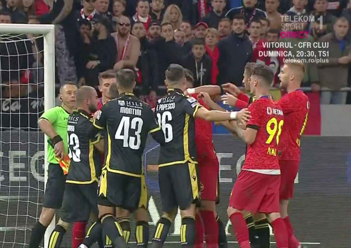 FCSB  - DINAMO // VIDEO + FOTO // Scandările RASISTE și XENOFOBE ale ultrașilor dinamoviști au oprit meciul! Kovacs, lovit în ochi cu o brichetă + banner rasist la adresa lui Prunea