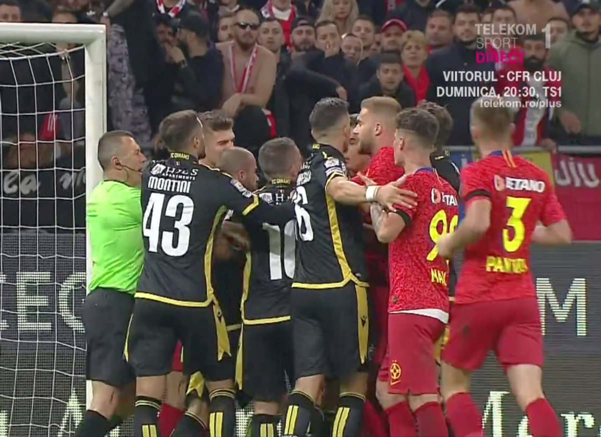 FCSB  - DINAMO // VIDEO + FOTO // Scandările RASISTE și XENOFOBE ale ultrașilor dinamoviști au oprit meciul! Kovacs, lovit în ochi cu o brichetă + banner rasist la adresa lui Prunea