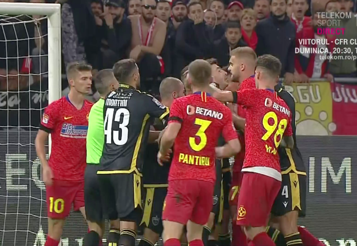 FCSB  - DINAMO // VIDEO + FOTO // Scandările RASISTE și XENOFOBE ale ultrașilor dinamoviști au oprit meciul! Kovacs, lovit în ochi cu o brichetă + banner rasist la adresa lui Prunea