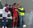 FCSB  - DINAMO // VIDEO + FOTO // Scandările RASISTE și XENOFOBE ale ultrașilor dinamoviști au oprit meciul! Kovacs, lovit în ochi cu o brichetă + banner rasist la adresa lui Prunea