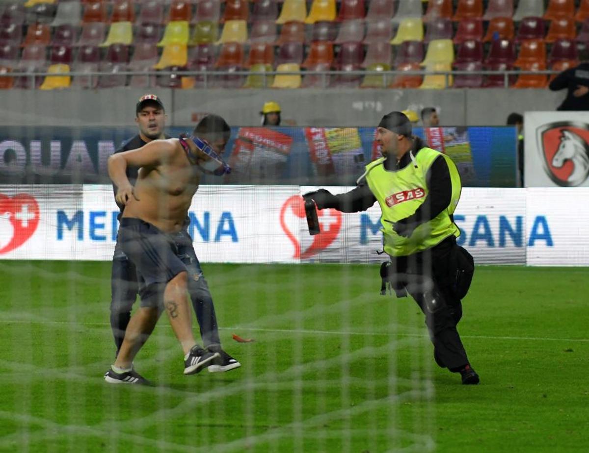 FCSB - DINAMO 1-1 / VIDEO+FOTO Bătaie la finalul derby-ului! Suporterii de la FCSB, schimb de pumni cu dinamoviștii pe teren + 6 ultrași au fost interziși deja de Jandarmerie!