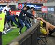 FCSB - DINAMO 1-1 / VIDEO+FOTO Bătaie la finalul derby-ului! Suporterii de la FCSB, schimb de pumni cu dinamoviștii pe teren + 6 ultrași au fost interziși deja de Jandarmerie!