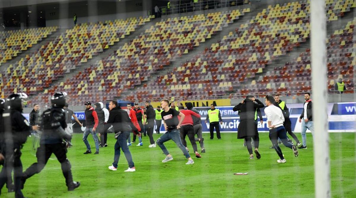 FCSB - DINAMO 1-1 / VIDEO+FOTO Bătaie la finalul derby-ului! Suporterii de la FCSB, schimb de pumni cu dinamoviștii pe teren + 6 ultrași au fost interziși deja de Jandarmerie!