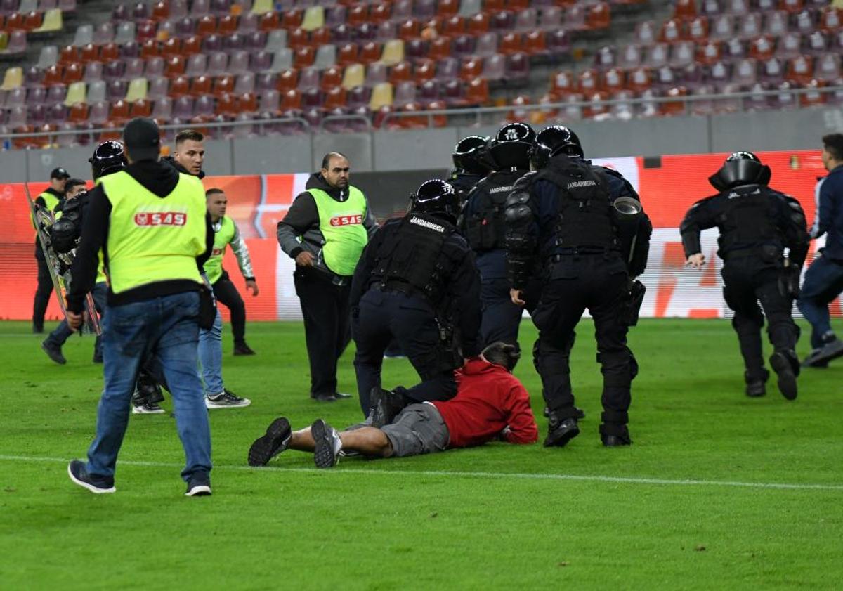 FCSB - DINAMO 1-1 / VIDEO+FOTO Bătaie la finalul derby-ului! Suporterii de la FCSB, schimb de pumni cu dinamoviștii pe teren + 6 ultrași au fost interziși deja de Jandarmerie!