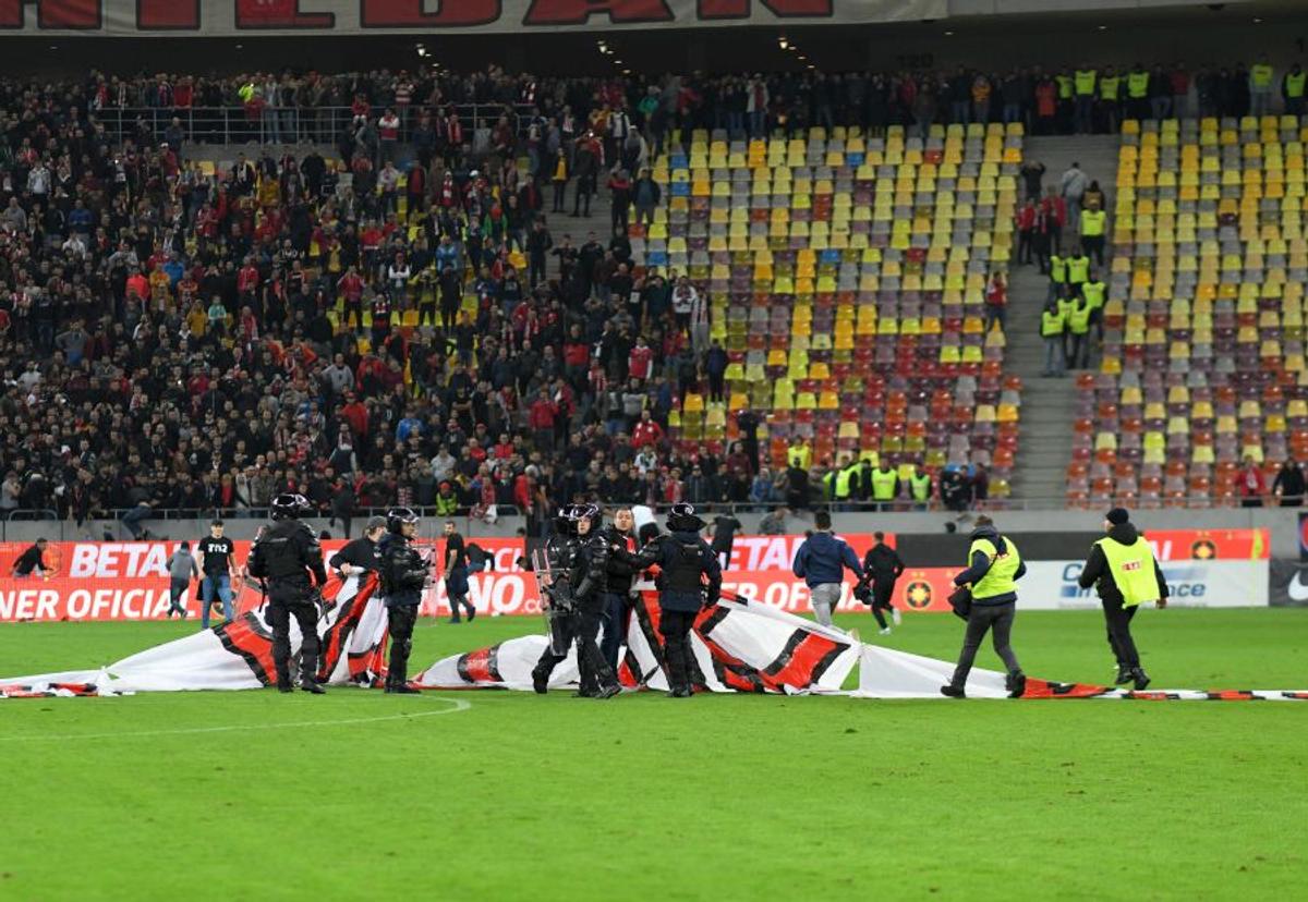 FCSB - DINAMO 1-1 / VIDEO+FOTO Bătaie la finalul derby-ului! Suporterii de la FCSB, schimb de pumni cu dinamoviștii pe teren + 6 ultrași au fost interziși deja de Jandarmerie!