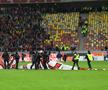 FCSB - DINAMO 1-1 / VIDEO+FOTO Bătaie la finalul derby-ului! Suporterii de la FCSB, schimb de pumni cu dinamoviștii pe teren + 6 ultrași au fost interziși deja de Jandarmerie!
