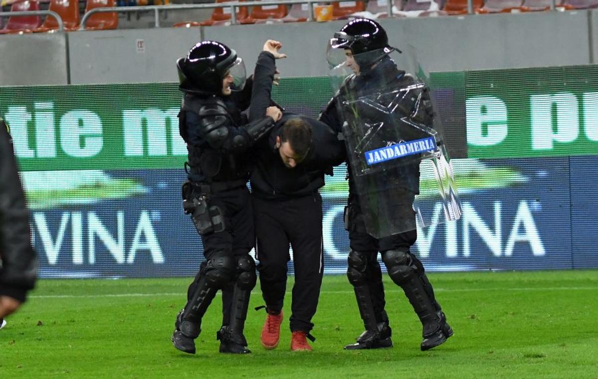 FCSB - DINAMO 1-1 / VIDEO+FOTO Bătaie la finalul derby-ului! Suporterii de la FCSB, schimb de pumni cu dinamoviștii pe teren + 6 ultrași au fost interziși deja de Jandarmerie!