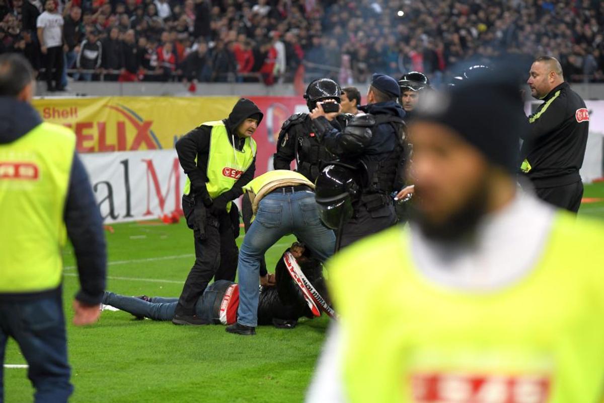 FCSB - DINAMO 1-1 / VIDEO+FOTO Bătaie la finalul derby-ului! Suporterii de la FCSB, schimb de pumni cu dinamoviștii pe teren + 6 ultrași au fost interziși deja de Jandarmerie!