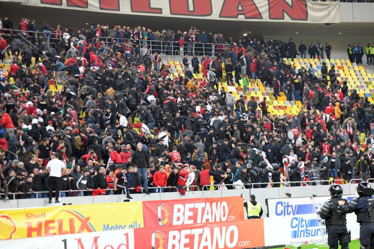 FCSB - DINAMO 1-1 / VIDEO+FOTO Bătaie la finalul derby-ului! Suporterii de la FCSB, schimb de pumni cu dinamoviștii pe teren + 6 ultrași au fost interziși deja de Jandarmerie!