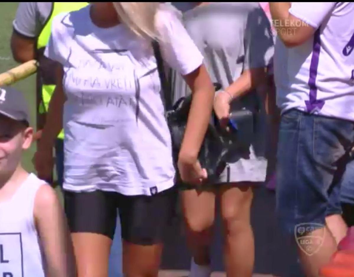 FOTO Blonda care a zăpăcit spectatorii la Sportul Snagov - FC Argeș » Mesajul de pe tricou i-a surprins pe toți