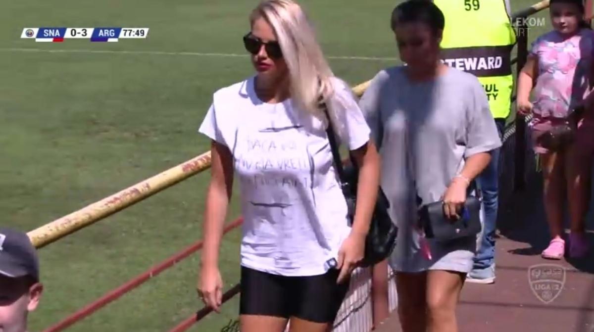 FOTO Blonda care a zăpăcit spectatorii la Sportul Snagov - FC Argeș » Mesajul de pe tricou i-a surprins pe toți
