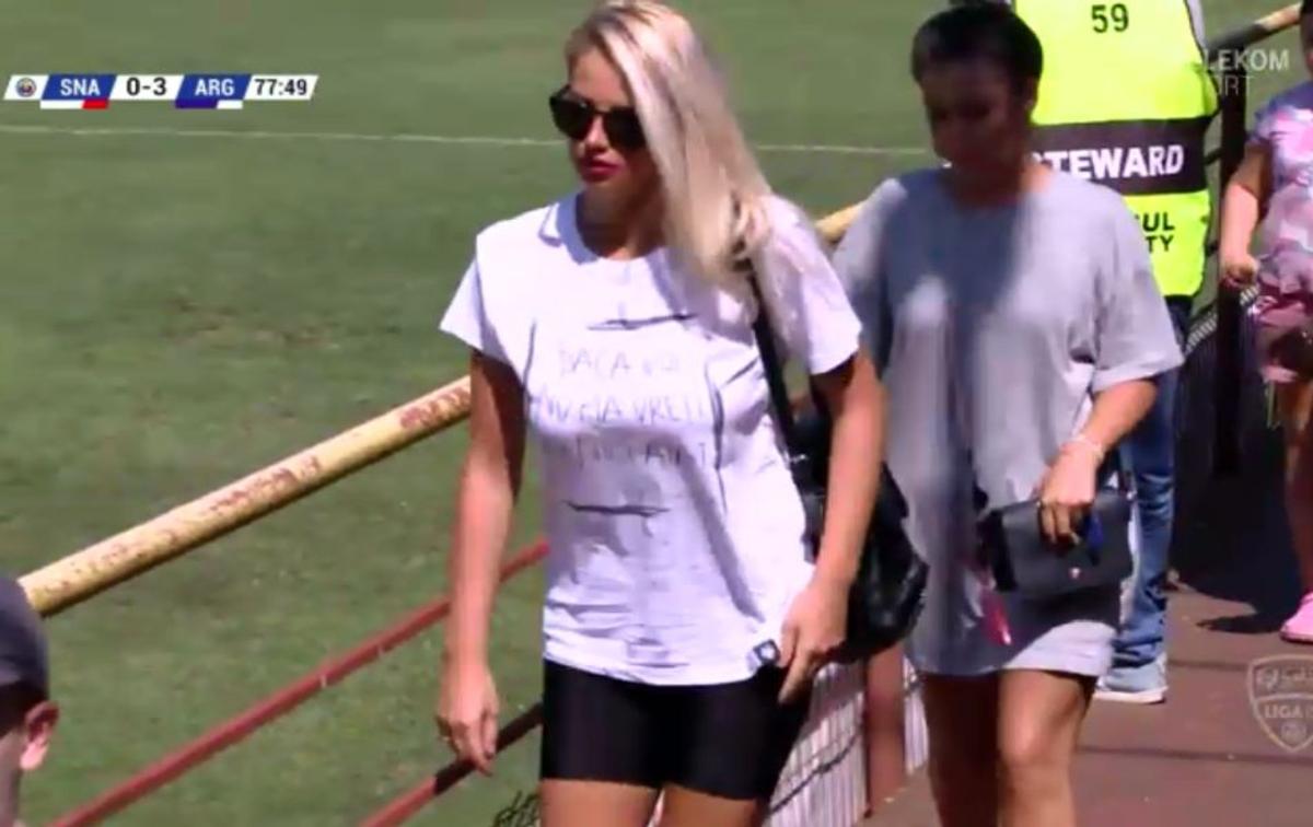 FOTO Blonda care a zăpăcit spectatorii la Sportul Snagov - FC Argeș » Mesajul de pe tricou i-a surprins pe toți
