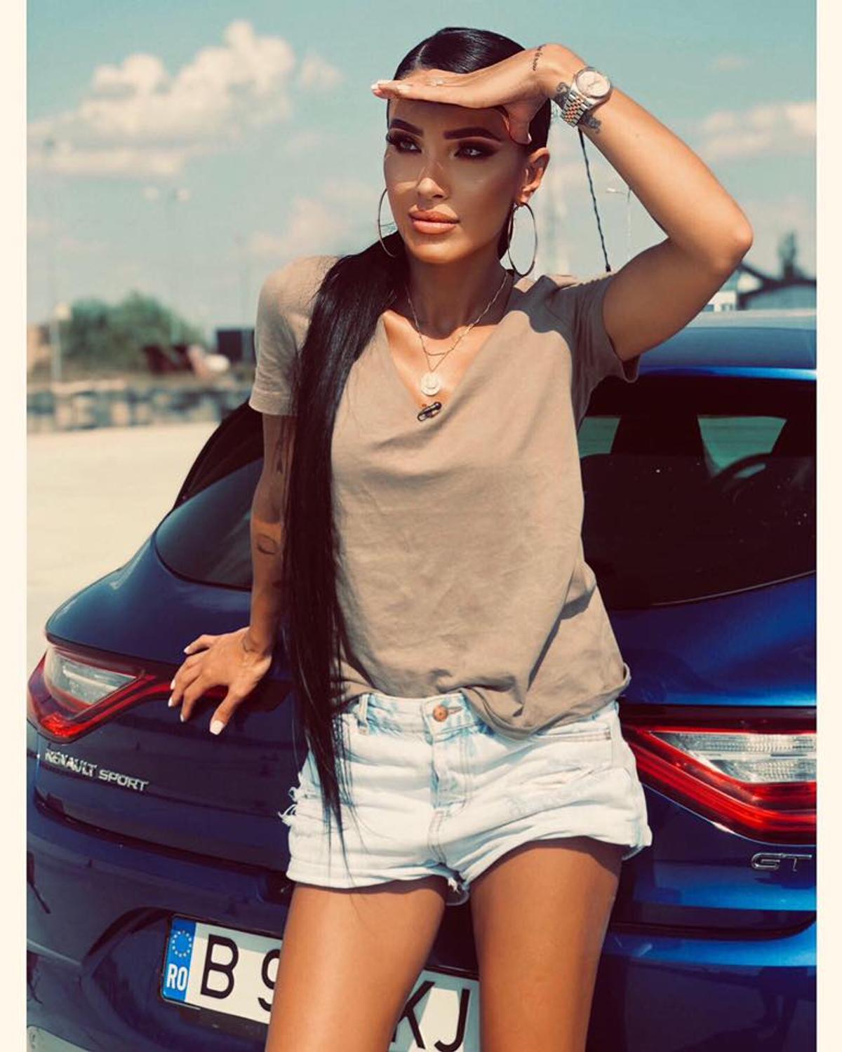 GALERIE FOTO Adelina Pestriţu a ieșit în costum de baie, la -5 grade, din hotelul din Poiană: „Mi-a văzut cineva paltonul?”