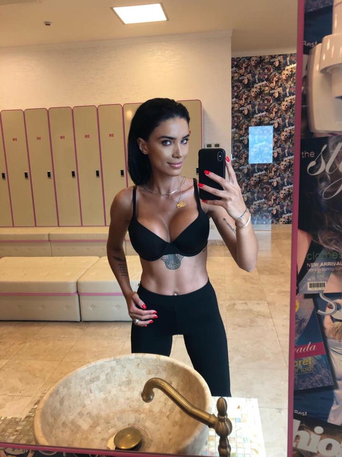 GALERIE FOTO Adelina Pestriţu a ieșit în costum de baie, la -5 grade, din hotelul din Poiană: „Mi-a văzut cineva paltonul?”