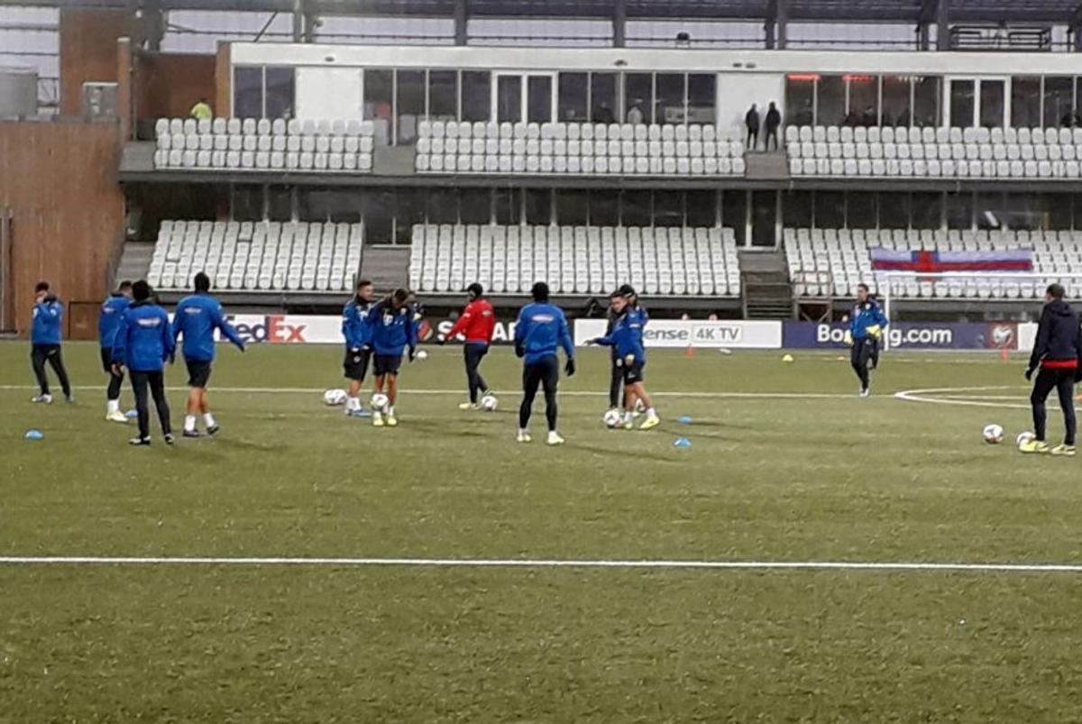 FEROE - ROMÂNIA // VIDEO+FOTO Ultrașii au venit la antrenamentul oficial al naționalei + Vremea le-a dat bătăi de cap „tricolorilor”