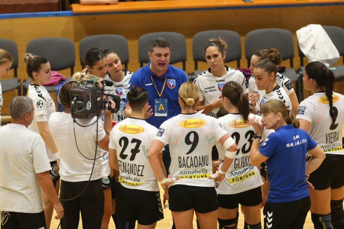 FOTO Vâlcea preia șefia Ligii » Campioanele au trecut pe primul loc după ce au învins la 10 goluri diferență pe Măgura Cisnădie