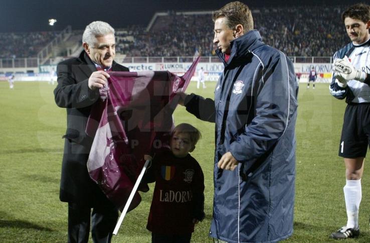 Dan Petrescu, prezentat la Rapid, în decembrie 2003