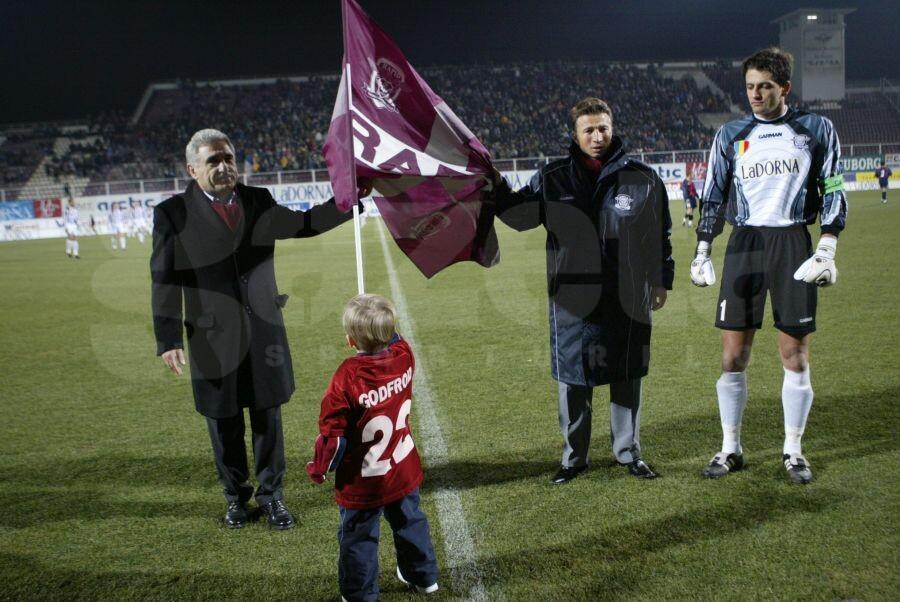 Dan Petrescu, prezentat la Rapid, în decembrie 2003 Cu peste 300 de meciuri în Superligă, antrenorul n-a mai suportat: „Contează agenții și relațiile”