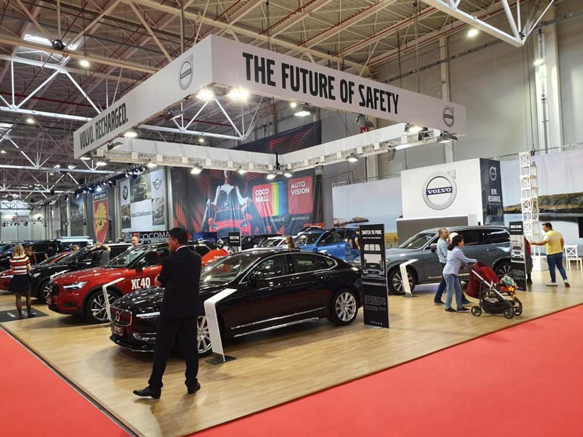 EXCLUSIV / VIDEO McLaren-ul lui Alibec, analizat la Salonul Auto București: „Dacă se duce zi de zi la antrenament cu el, are nevoie de maseuză”