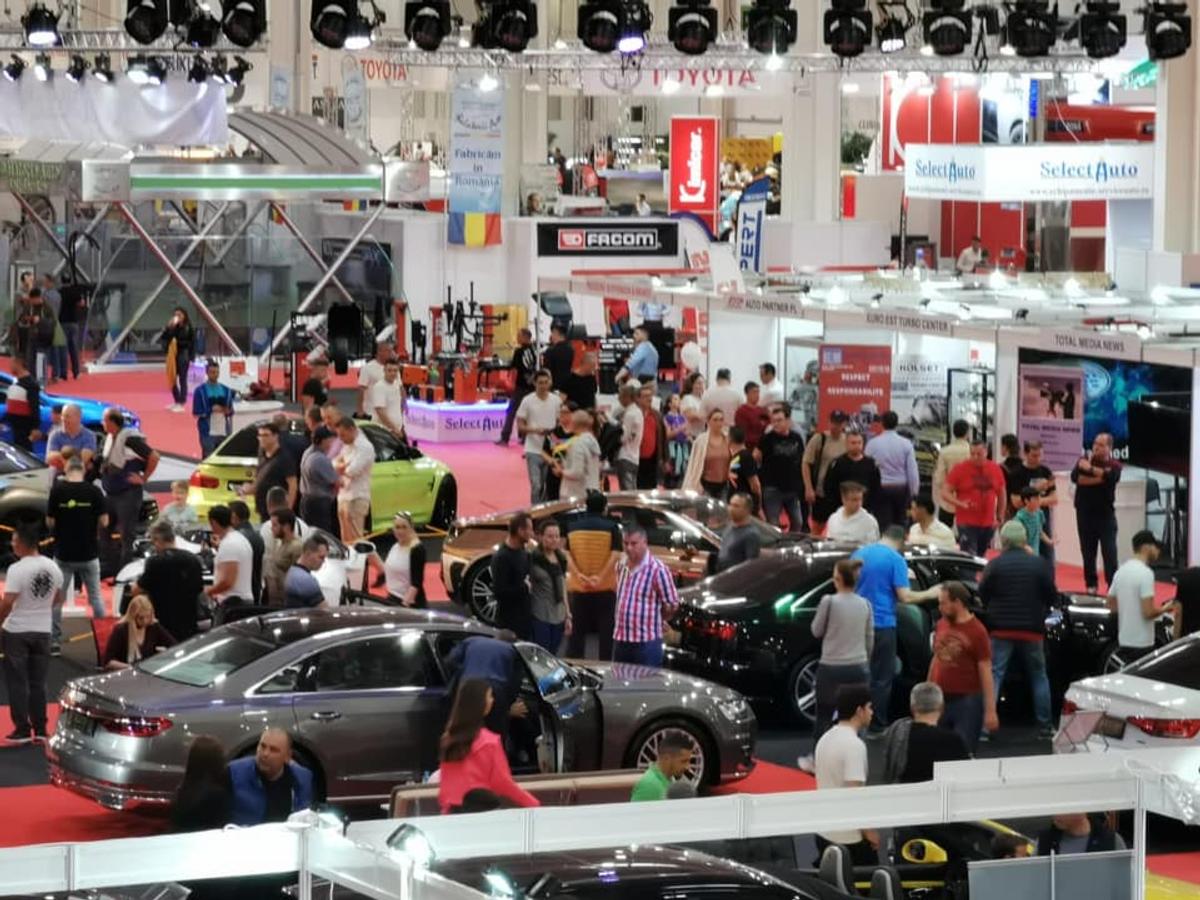 EXCLUSIV / VIDEO McLaren-ul lui Alibec, analizat la Salonul Auto București: „Dacă se duce zi de zi la antrenament cu el, are nevoie de maseuză”