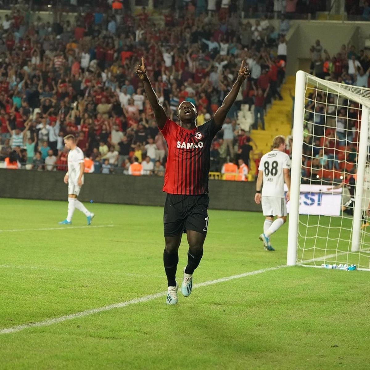 GAZIANTEP - BEȘIKTAȘ 3-2 // VIDEO Șumudică a condus Beșiktaș cu 3-0, dar a primit două goluri într-un minut! Cum s-a terminat „nebunia” de meci în care au fost acordate trei cartonașe roșii