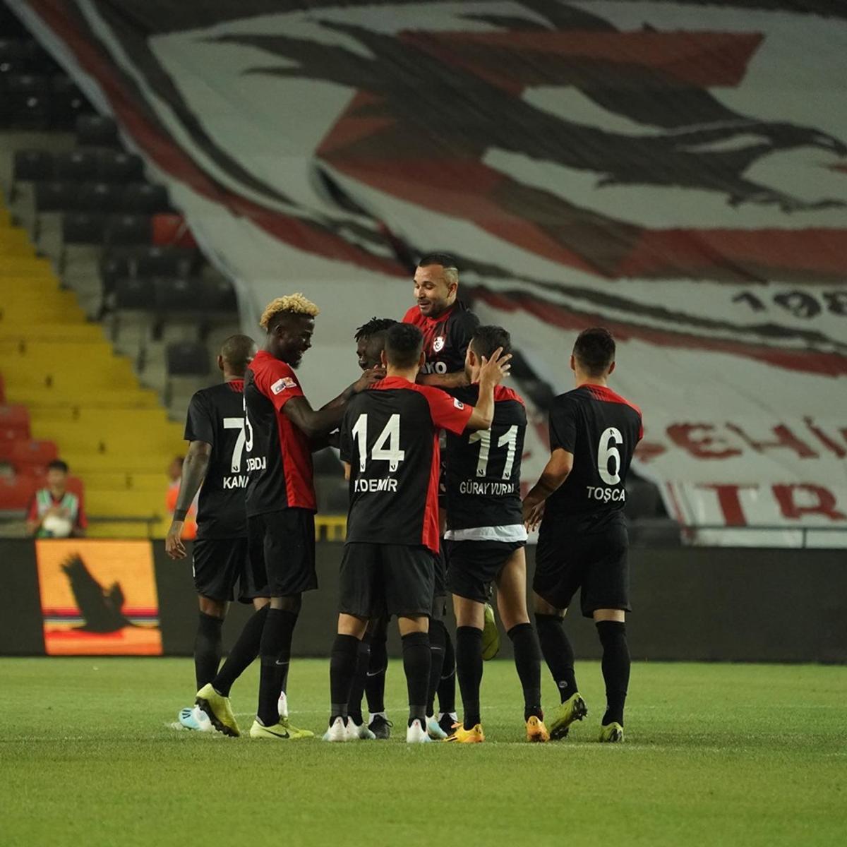 GAZIANTEP - BEȘIKTAȘ 3-2 // VIDEO Șumudică a condus Beșiktaș cu 3-0, dar a primit două goluri într-un minut! Cum s-a terminat „nebunia” de meci în care au fost acordate trei cartonașe roșii